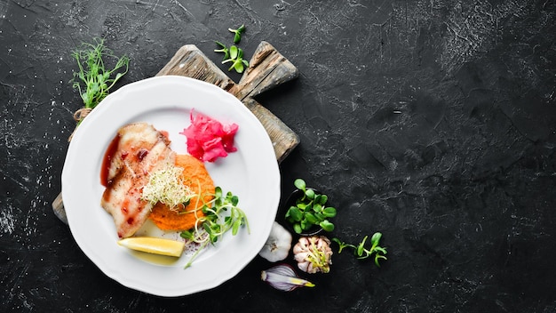 Filete de pescado al horno con puré de batatas En el plato Vista superior Espacio libre para su texto Estilo rústico