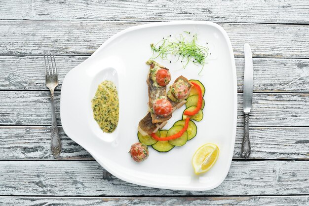 Filete de pescado al horno con verduras Vista superior Espacio libre para su texto