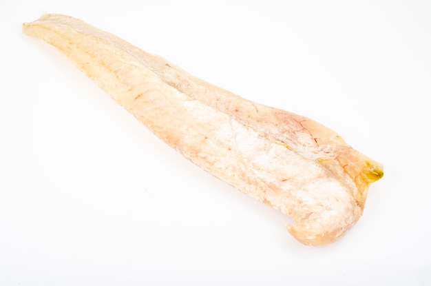 Un filete de pescado blanco crudo congelado aislado sobre fondo blanco. Foto de estudio.