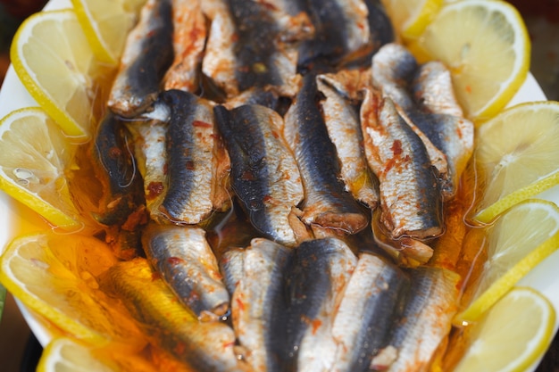 Filete de pescado cocido en escabeche con especias y limón