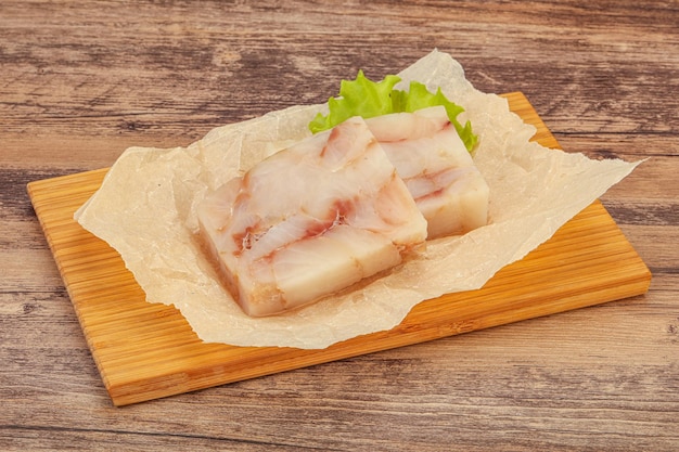 Filete de pescado crudo de abadejo para cocinar