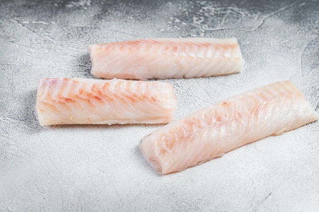 Filete de pescado crudo de bacalao noruego en la mesa de la cocina
