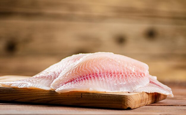 Filete de pescado fresco sobre una tabla para cortar