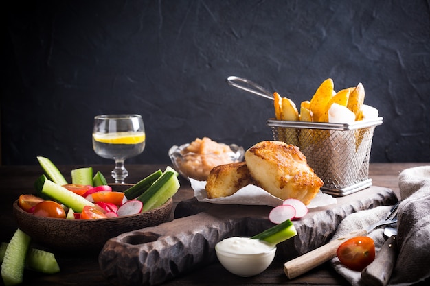 Filete De Pescado Frito Con Patatas Al Horno