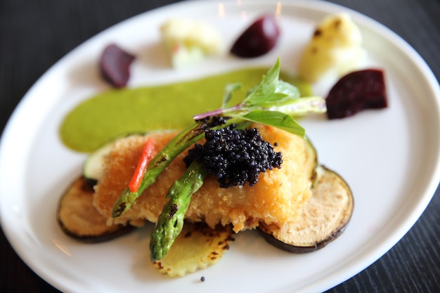 Filete de pescado frito con salsa verde