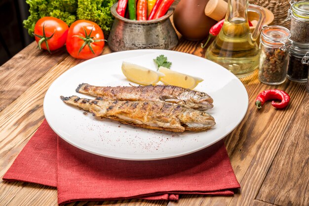 filete de pescado frito con verduras