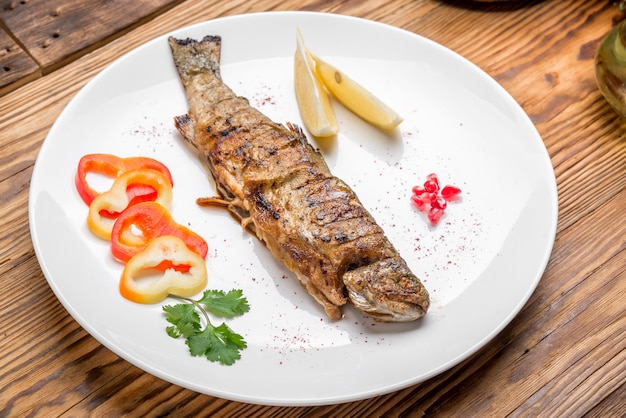 filete de pescado frito con verduras