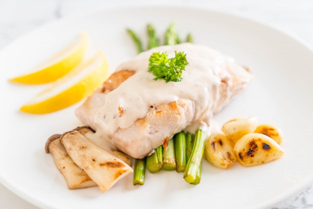 filete de pescado pargo a la parrilla