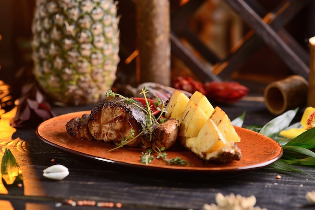 Filete de pescado a la parrilla con piña y salsa