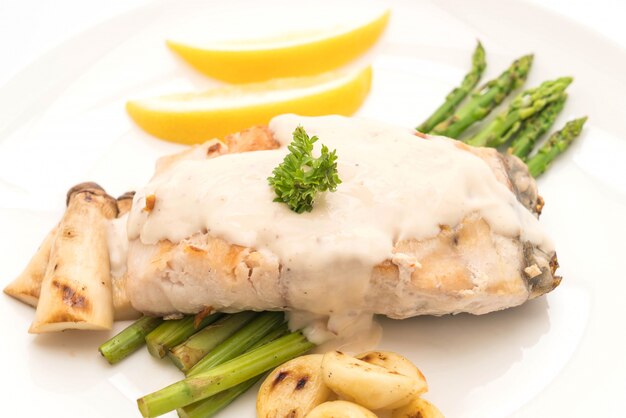 filete de pescado a la parrilla con verduras