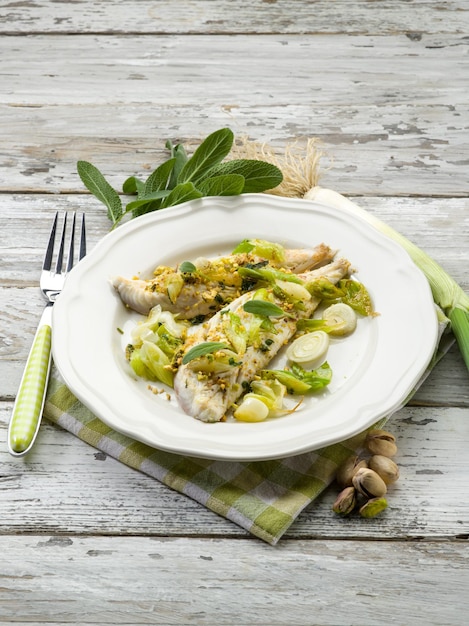 Filete de pescado con pistacho, salvia y puerro