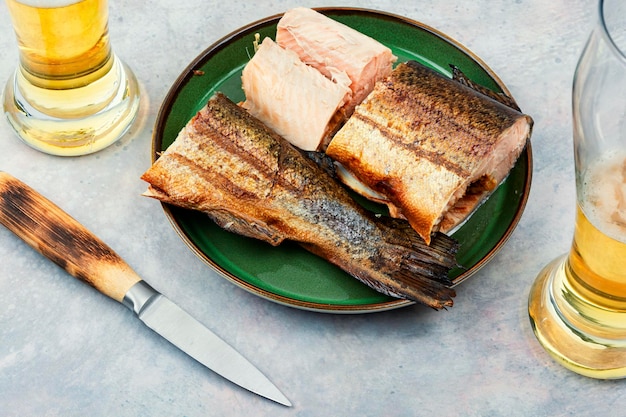 Filete de pescado rojo ahumado Salmón de trucha con cerveza