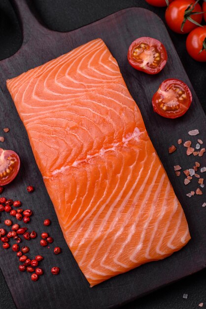 Filete de pescado rojo de salmón crudo fresco con sal y especias