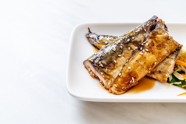 Filete de pescado Saba a la parrilla con salsa teriyaki