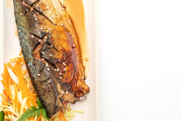 Filete de pescado Saba a la parrilla con salsa teriyaki