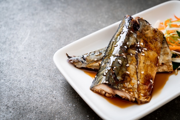 Filete de pescado Saba a la parrilla con salsa teriyaki