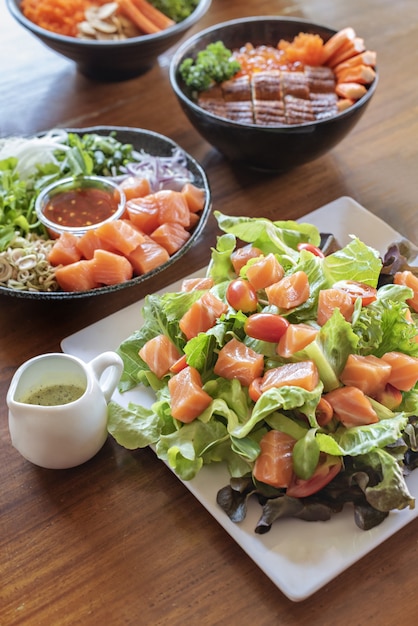 Filete de pescado de salmón servido con verduras frescas en un plato, un conjunto de platos de mariscos al estilo japonés