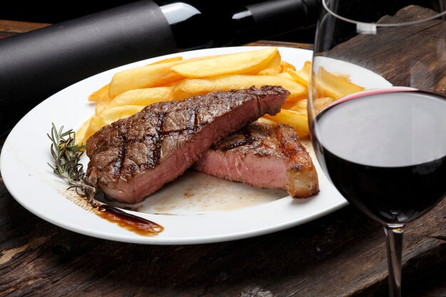 Filete de Picanha con papas fritas y vino tinto