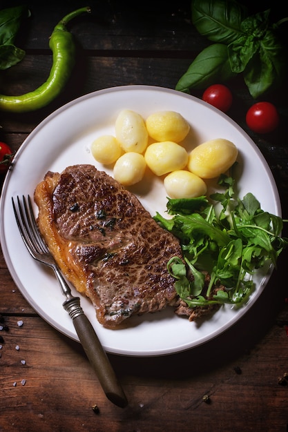 Filete a la plancha con patatas