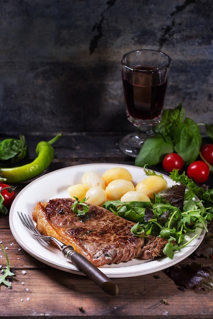 Filete a la plancha con patatas