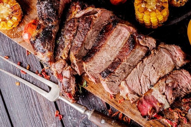 Filete a la plancha en rodajas sobre una tabla para cortar.