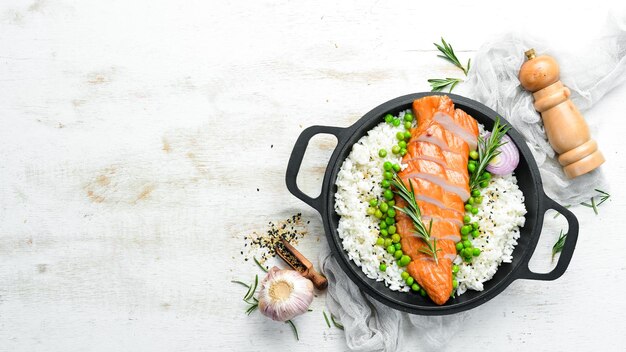 Filete de pollo al horno con arroz y verduras en un plato de piedra negra Comida dietética Vista superior Espacio libre para el texto