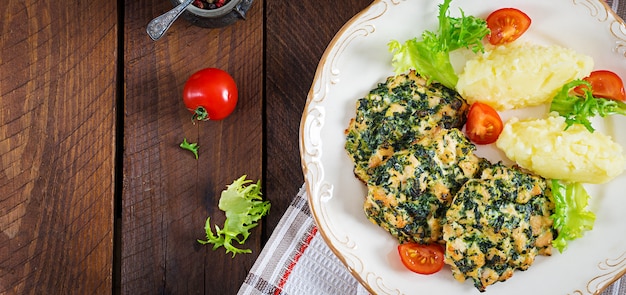 Filete de pollo al horno con espinacas y guarnición de puré de papas. Cocina europea. Comida dietética Vista superior