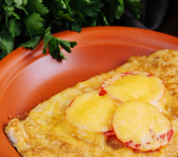 Filete de pollo al horno con queso y tomates