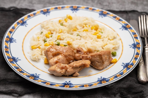 Filete de pollo al horno con salsa y arroz hervido con verduras