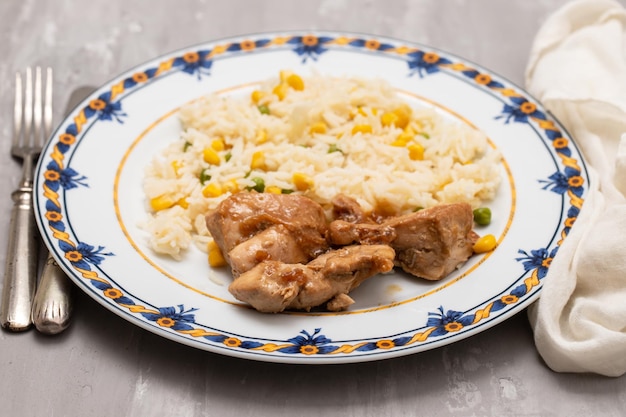 Filete de pollo al horno con salsa y arroz hervido con verduras