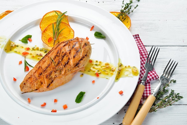 Filete de pollo al horno con salsa en un plato Platos comida Vista superior Espacio libre para su texto