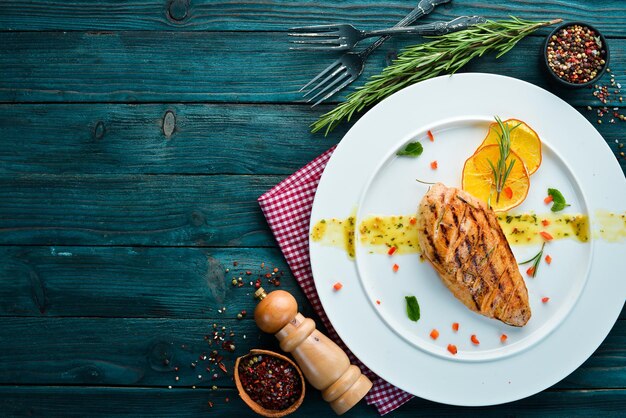 Filete de pollo al horno con salsa en un plato. Platos, comida. Vista superior. Espacio libre para su texto.