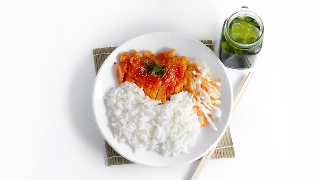 Filete de pollo con arroz blanco con ají picante y mayonesa