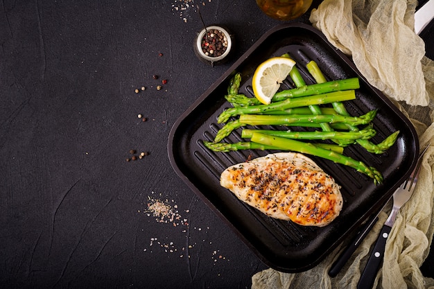 Filete de pollo cocinado a la parrilla y guarnición de espárragos