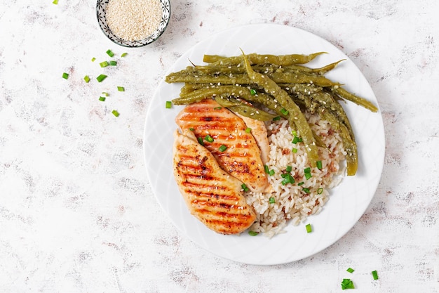 Filete de pollo cocinado a la parrilla y guarnición de judías verdes de arroz Vista superior