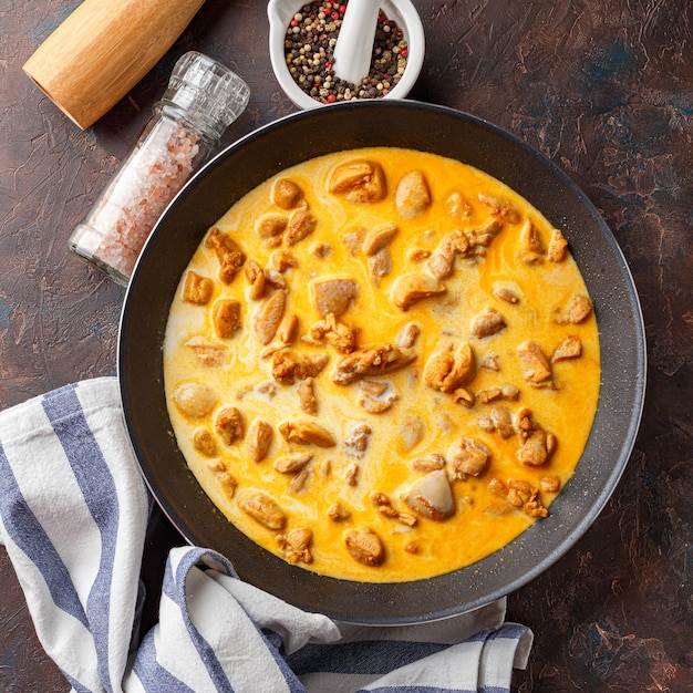 Filete de pollo cortado en trozos pequeños para freír en sartén