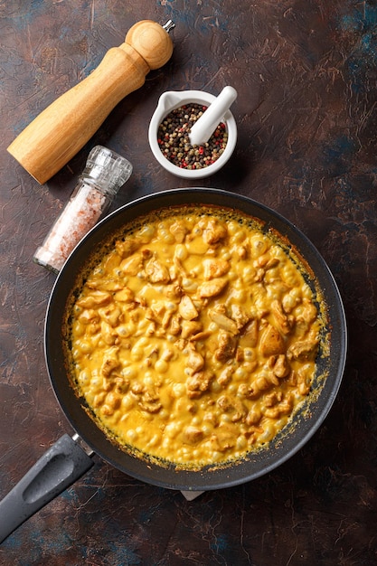 Foto filete de pollo cortado en trozos pequeños para freír en sartén