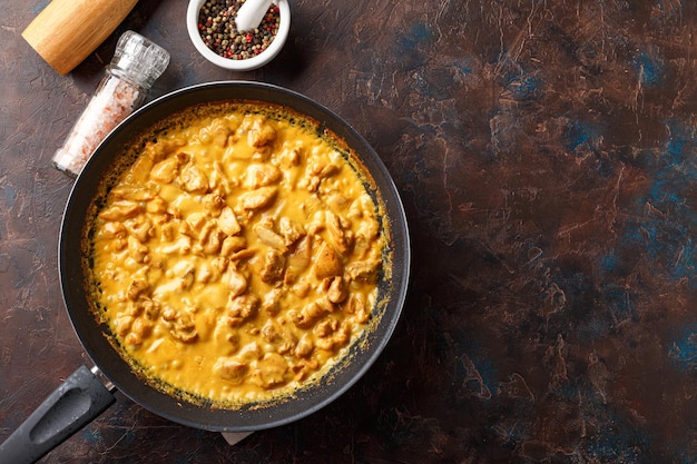 Foto filete de pollo cortado en trozos pequeños para freír en sartén