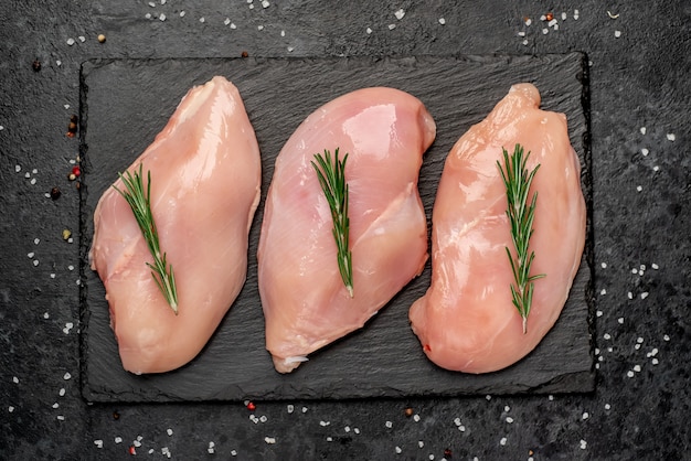 Filete de pollo crudo sobre un fondo de piedra