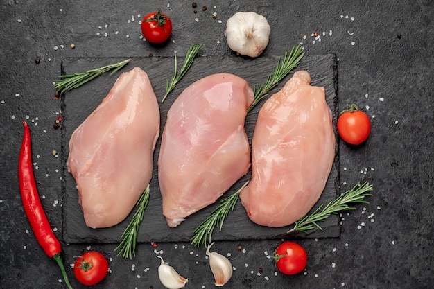 Filete de pollo crudo sobre un fondo de piedra