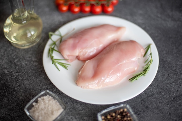 Filete de pollo crudo sobre fondo de piedra