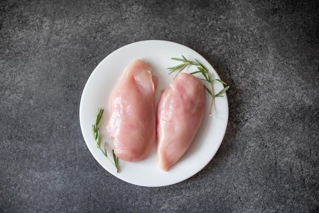 Filete de pollo crudo sobre fondo de piedra