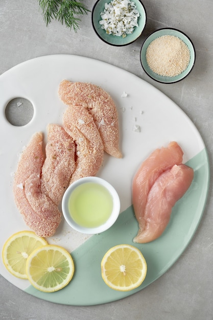 Filete de pollo crudo.