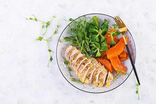 Filete de pollo con ensalada de calabaza y maíz al horno