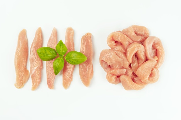 Filete de pollo fresco crudo sobre un fondo blanco copia espacial alimentos para el comercio minorista alimentos granulados comida saludable