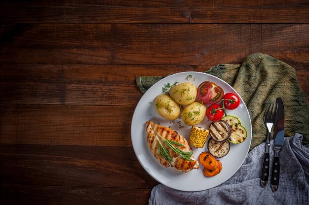 Filete de pollo frito y verduras hervidas