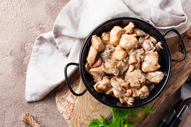 Filete De Pollo Guisado Con Champiñones