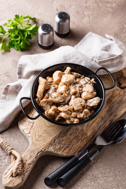 Filete De Pollo Guisado Con Champiñones