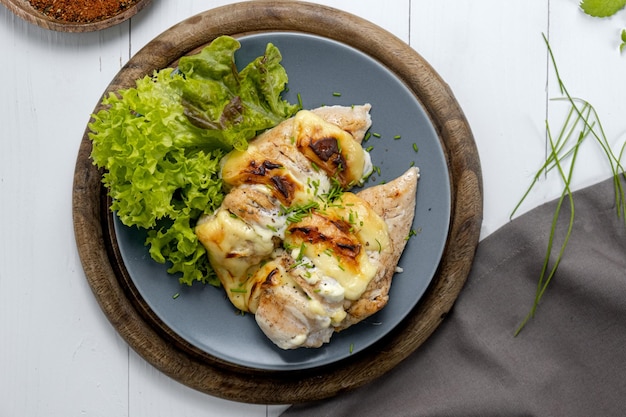 Filete de pollo horneado en un plato