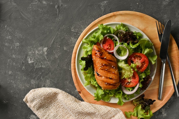 Filete de pollo o pechuga de pollo con ensalada de verduras frescas orgánicas